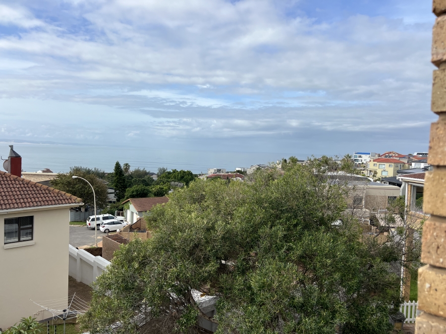 4 Bedroom Property for Sale in Wavecrest Eastern Cape